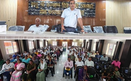 Hardoi: विद्यालयों में गुणवत्तापूर्ण शिक्षा सभी की जिम्मेदारी: डॉ. सुनील कुमार, बीईओ बैठक में नवोदय व एनएमएमएस परीक्षा तैयारी पर जोर