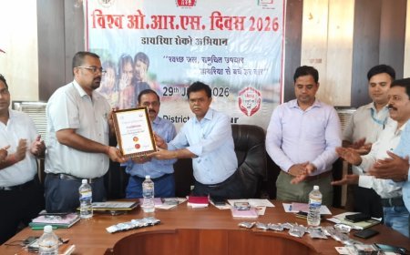 Sitapur: डायरिया से बचाव के लिए जागरूकता अभियान तेज, उत्कृष्ट कार्य करने वाले स्वास्थ्यकर्मी सम्मानित।