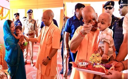 Ghazipur: मुख्यमंत्री योगी का आत्मीय अंदाज़, मंच पर बुलाकर महिलाओं से मिले और बच्चों को दिए खिलौने