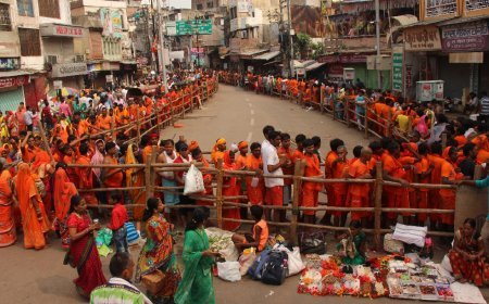 श्रावण के प्रथम दिन बाबा विश्वनाथ के दरबार में उमड़ा श्रद्धालुओं का सैलाब, 'बोल बम' और 'हर-हर महादेव' से गूंजी काशी