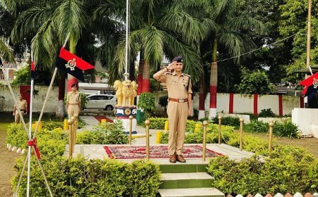 Hardoi: एसपी ने शुक्रवार परेड का किया निरीक्षण, डायल-112 व क्वार्टर गार्ड की व्यवस्थाएं परखी