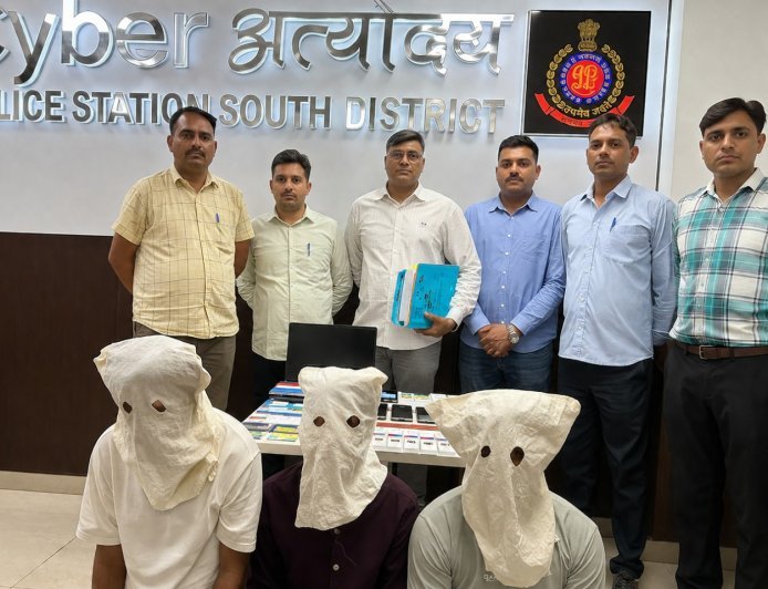 Cyber Fraud Delhi Police Action: फर्जी IPS और CBI अफसर बनकर डराने वाले तीन साइबर ठग पश्चिम बंगाल से गिरफ्तार