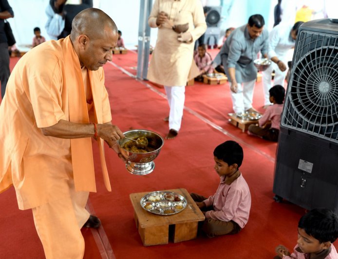मुख्यमंत्री ने अपने हाथों से बच्चों को परोसा भोजन, किताब-कॉपी पाकर खिल उठे नौनिहालों के चेहरे 