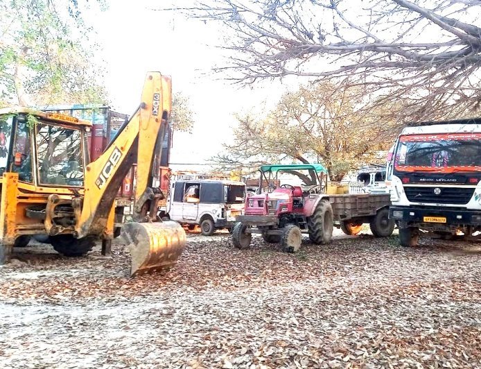 Hardoi Illegal Mining: हरदोई में अवैध मिट्टी खनन पर पुलिस का बड़ा एक्शन, 4 ट्रैक्टर-ट्रॉली जब्त कर किए सीज
