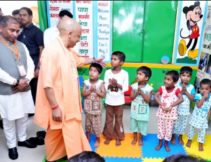 School Chalo Abhiyan Phase 2: सीएम योगी ने सहारनपुर से शुरू किया स्कूल चलो अभियान का दूसरा चरण, बांटी किताबें