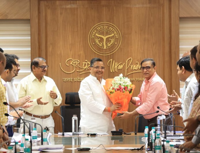 यूपी पर्यटन विभाग की समीक्षा बैठक: मंत्री जयवीर सिंह का सख्त निर्देश, लापरवाही पर होगी कड़ी कार्रवाई