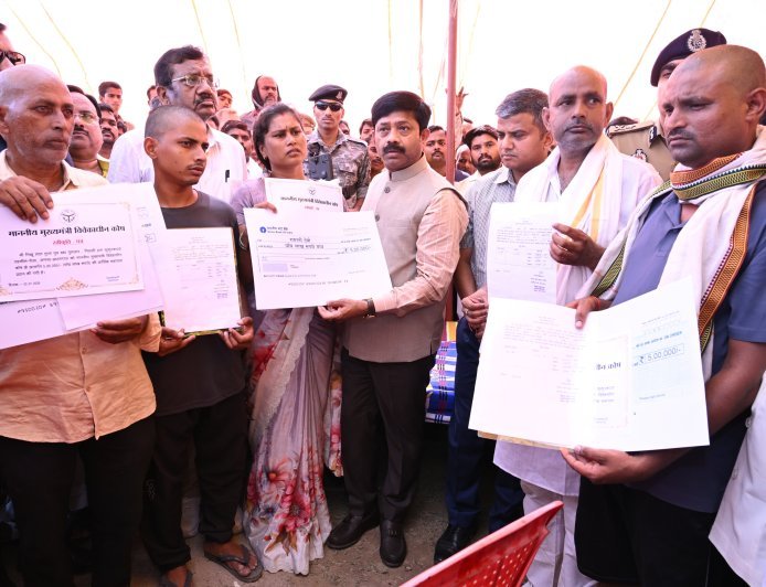 मेजा तिहरे हत्याकांड के पीड़ित परिवार से मिले मंत्री नंदी, सौंपा 15 लाख का चेक और जमीन के पट्टे