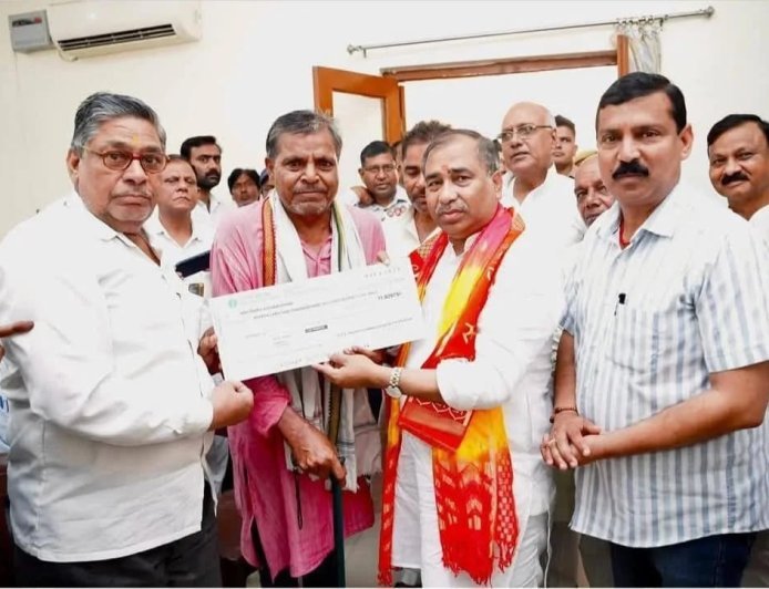 देवबंद नगर पालिका की बड़ी पहल: सेवानिवृत्त कर्मचारियों को मिला 1 करोड़ से अधिक का लंबित भुगतान, राज्यमंत्री कुंवर बृजेश सिंह ने बांटे चेक