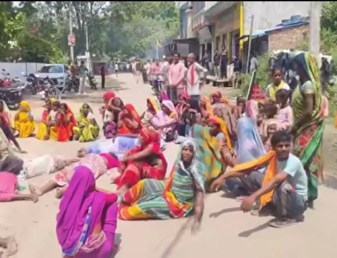 सीतापुर में संदिग्ध मौत पर हंगामा: ग्रामीणों ने थाने का घेराव कर सड़क पर लगाया जाम, हत्या के केस की मांग
