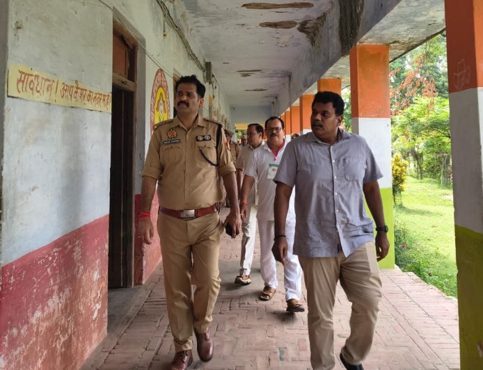 यूपी टीईटी परीक्षा में सख्ती: सीतापुर में डीएम और एसपी के औचक निरीक्षण से केंद्र पर मचा हड़कंप