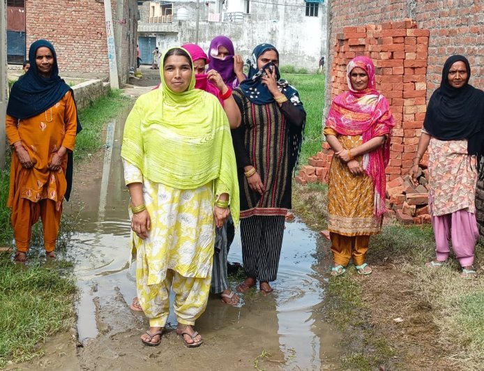बाजपुर में जलभराव से परेशान ग्रामीणों का फूटा गुस्सा: एसडीएम को सौंपा ज्ञापन, दी आंदोलन की चेतावनी