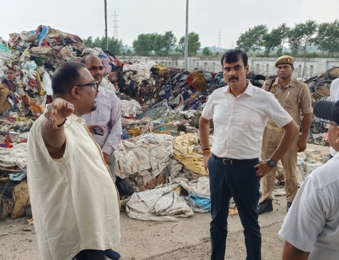 बसंतपुर एमआरएफ प्लांट पहुंचे डीएम, कूड़े का अंबार देख अधिकारियों को लगाई फटकार