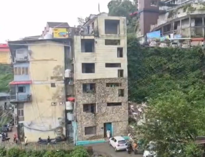 Mussoorie: 2023 में लगी सील टूटी, फिर बस गए फ्लैट हाईकोर्ट की सख्ती पर दोबारा कार्रवाई, 40-50 फ्लैट सील