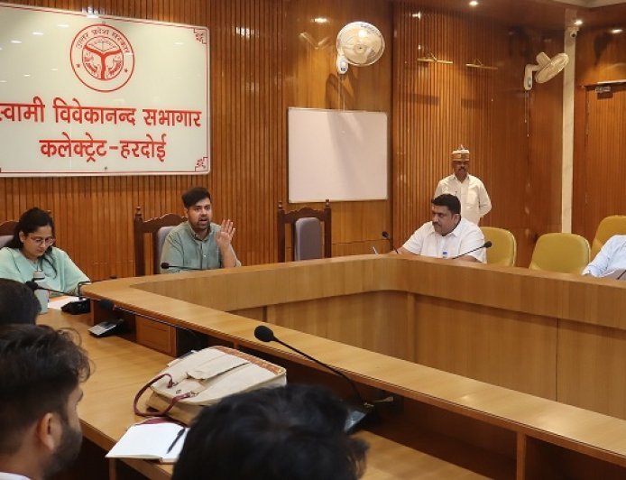 डीएम अनुनय झा की अध्यक्षता में सीएसआर फंड बैठक सम्पन्न, शिक्षा-स्वास्थ्य समेत जनकल्याण कार्यों को मिलेगी प्राथमिकता