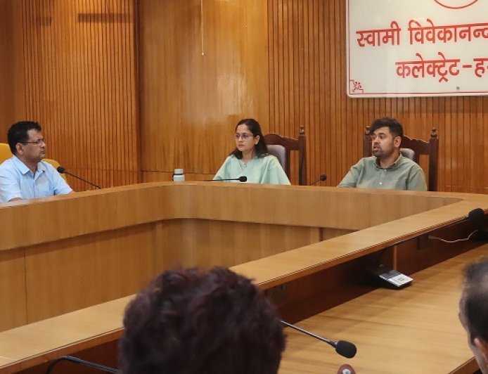 डीएम अनुनय झा ने कृषि योजनाओं की समीक्षा की, किसानों को समयबद्ध लाभ देने के निर्देश