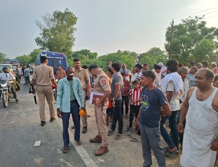 Hathras: अनियंत्रित थार का कहर, दो वाहनों को रौंदा, चालक फरार