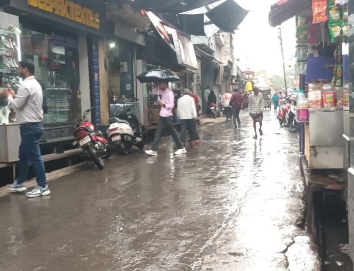 सम्भल में बदला मौसम का मिजाज, बारिश की दस्तक से मिली राहत; बोले जावेद कमाल- ऊपर वाले का GOD गिफ्ट है ये पानी