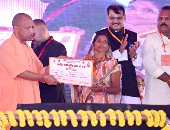 मुख्यमंत्री के हाथों योजनाओं का लाभ पाकर खिले लाभार्थियों के चेहरे 