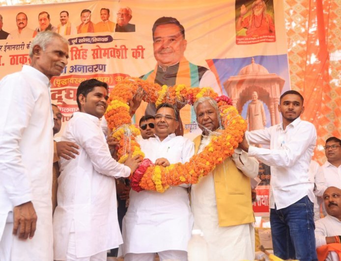 Hardoi: स्वर्गीय ठाकुर धर्मगज सिंह सोमवंशी की प्रतिमा का अनावरण, मंत्री जयवीर सिंह ने किया 'अपना घर' वृद्धाश्रम का उद्घाटन