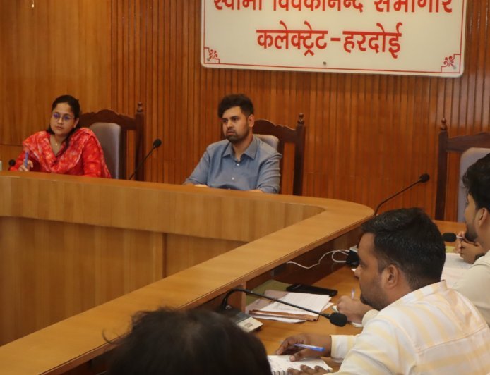 जल जीवन मिशन की समीक्षा में डीएम अनुनय झा सख्त, समयबद्ध जलापूर्ति और गुणवत्ता सुनिश्चित करने के निर्देश