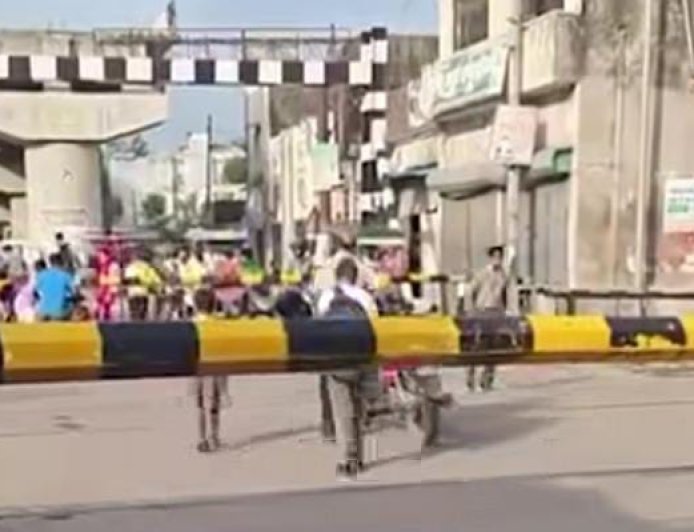 Sitapur Railway Crossing Danger: स्कूल पहुंचने की होड़ में जान जोखिम में डाल रहे बच्चे, बंद फाटक के नीचे से पार कर रहे पटरी