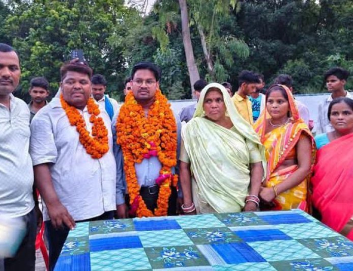 UPPSC Success Story: सीतापुर के किसान के बेटे नीरज गौतम बने फार्मेसी प्रवक्ता, रेउसा में निकला भव्य रोड शो