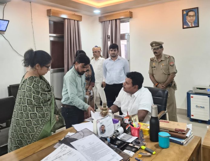 सीतापुर जिलाधिकारी का महोली तहसील में औचक निरीक्षण, रजिस्टरों में मिली कमियों पर अफसरों को फटकार