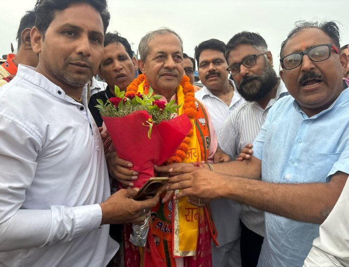 देवबंद पहुंचे भाजपा क्षेत्रीय अध्यक्ष नवाब सिंह नागर, रोहना टोल प्लाजा पर कार्यकर्ताओं ने किया जोरदार स्वागत
