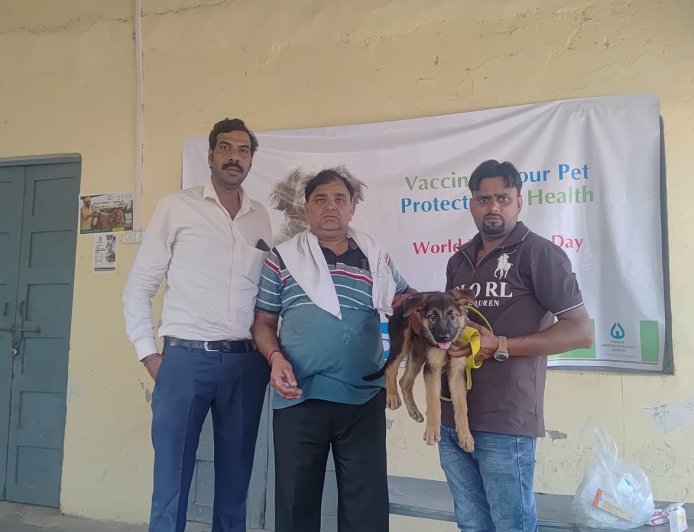 Hathras: विश्व जूनोसिस दिवस पर सासनी में निःशुल्क रेबीज टीकाकरण शिविर आयोजित