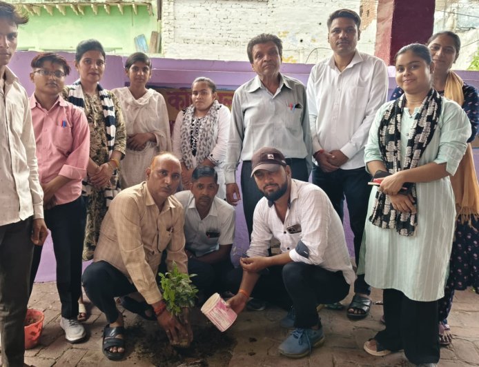 Hathras: पृथ्वी पर जीवन का सबसे बड़ा आधार हैं पौधे- चतुर्वेदी