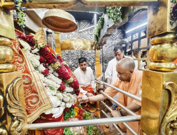 मां विंध्यवासिनी के दरबार पहुंचे मुख्यमंत्री योगी, विधिवत पूजा-अर्चना कर लिया आशीर्वाद