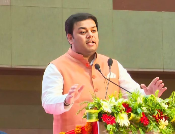 शिक्षकों और छात्रों को मुख्यमंत्री योगी का बड़ा तोहफा, कैशलेस चिकित्सा योजना शुरू, 1,200 रुपये डीबीटी जारी
