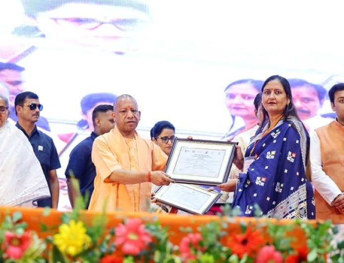 सीएम योगी ने स्वच्छ व हरित विद्यालयों के प्रधानाचार्यों/प्रधानाध्यापकों का किया सम्मान , बच्चों का बढ़ाया उत्साह