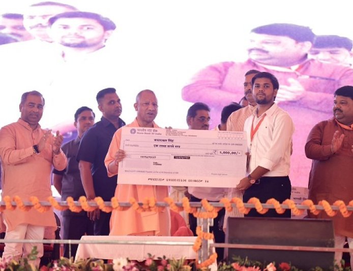 चित्रकूट में सीएम योगी ने योजनाओं के लाभार्थियों को बांटे चेक, मेधावी छात्रों को मिला ₹1 लाख का सम्मान