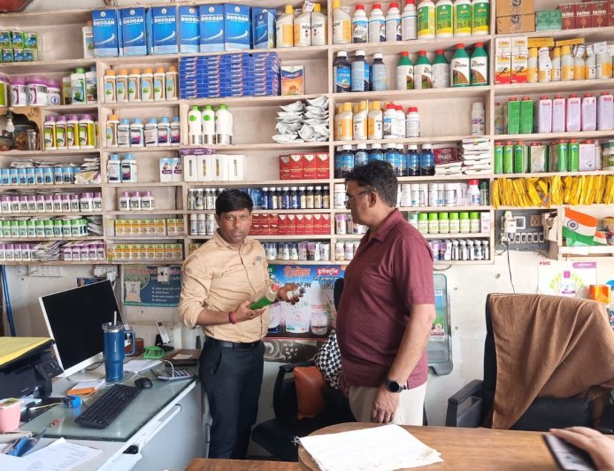 सीतापुर में कीटनाशक दुकानों पर कृषि विभाग के छापे, 34 दुकानों की जांच कर 11 सैंपल प्रयोगशाला भेजे