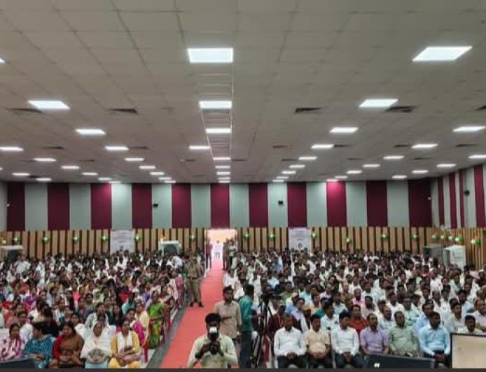 सीतापुर में 'मुख्यमंत्री शिक्षक कैशलेस चिकित्सा योजना' का जिला स्तरीय शुभारंभ, 31 शिक्षकों को मिले हेल्थ कार्ड