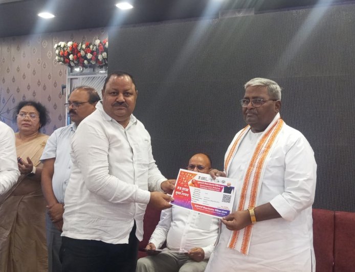 वाराणसी से सीएम योगी ने किया शिक्षक कैशलेस चिकित्सा योजना का आगाज, 1.10 करोड़ बच्चों को भेजी डीबीटी राशि