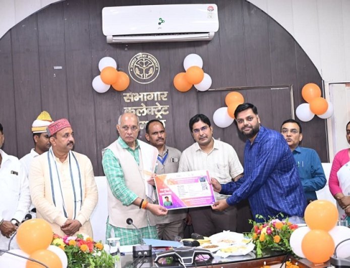 योगी सरकार का शिक्षकों को बड़ा तोहफा: 5 लाख तक कैशलेस इलाज, छात्रों के खातों में पहुँचे ₹1200
