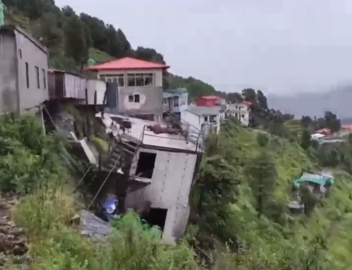 सुरकंडा धाम में होटल निर्माण बना खतरा, खुदाई से भू-स्खलन; भरभरा का गिरा भवन , कई प्रतिष्ठान खाली कराए
