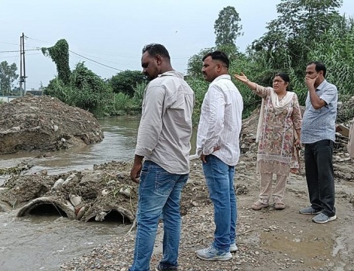 एसडीएम ने बेरिया रोड लेवड़ा पुल चकरपुर में स्थित लेवड़ा पुल का निरीक्षण किया 