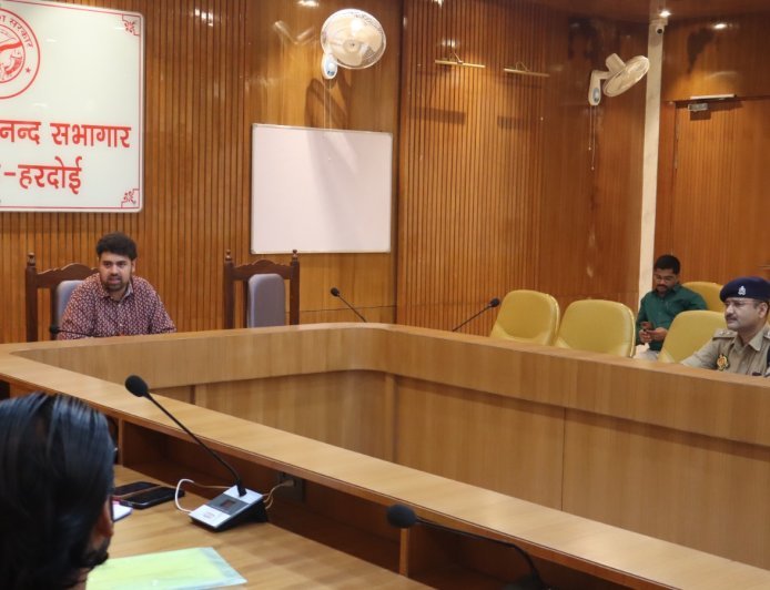 स्कूल वाहनों की सुरक्षा पर सख्त हुए डीएम अनुनय झा, मानकों का पालन न करने पर होगी कार्रवाई
