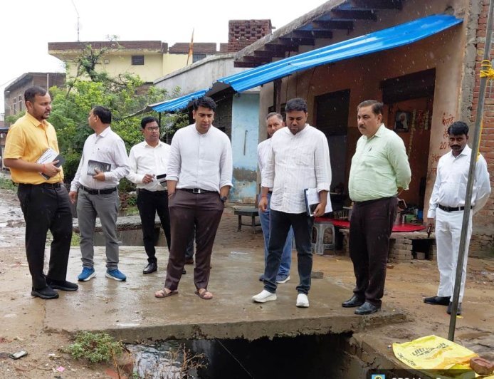 हाथरस में जलभराव रोकने के लिए सड़कों पर उतरे डीएम अतुल वत्स, नालों की सफाई और अतिरिक्त पंप लगाने के दिए निर्देश
