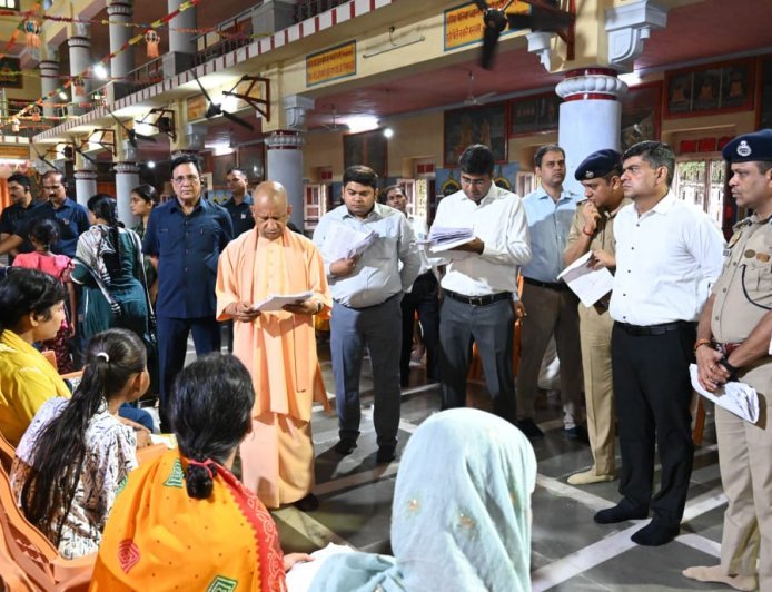 जनसेवा सर्वोपरि : प्रतिकूल मौसम में भी सीएम योगी ने किया जनता दर्शन, लोगों से बोले सीएम - घबराइए मत, सबकी होगी भरपूर मदद