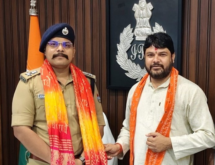 अनुसूचित जाति मोर्चा के जिला अध्यक्ष यशपाल राजहंस ने वरिष्ठ पुलिस अधीक्षक अजय गणपति से शिष्टाचार भेंट की 