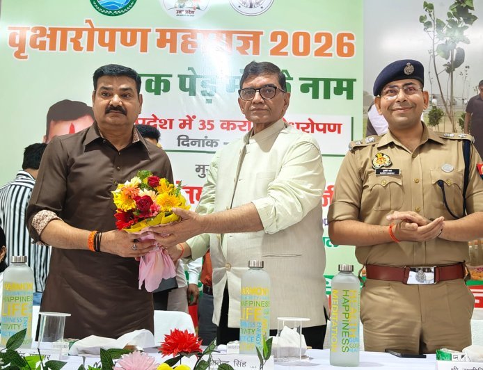 Pilibhit News: पीलीभीत में गोमती नदी के किनारों पर 18 हजार लोगों ने बनाई मानव श्रृंखला, रोपे 30 हजार पौधे