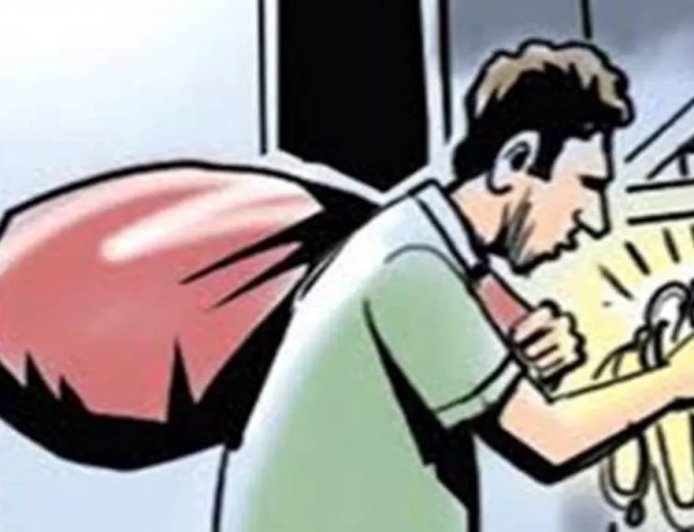 Deoband Crime News: लखनौती में फोटोग्राफर के बंद मकान से 8 लाख की चोरी, कीमती कैमरा और आभूषण ले उड़े चोर