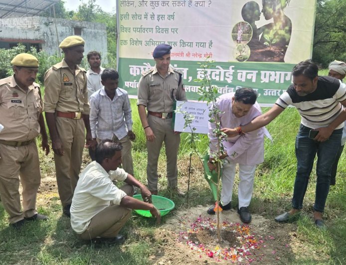 Hardoi News: हरदोई में एक पेड़ मां के नाम अभियान के तहत एमएलसी अशोक अग्रवाल ने किया पौधारोपण