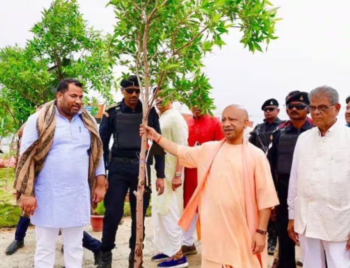 Gorakhpur News: गोरखपुर में सीएम योगी ने लगाया मौलश्री का पौधा, कहा- पेड़ों के कटान से खड़ा होगा जल संकट