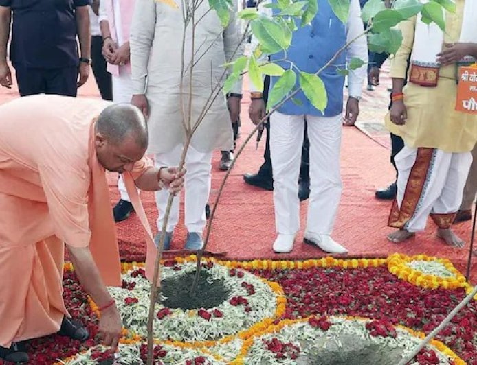 Gorakhpur News: गोरखपुर में सीएम योगी ने किया पौधरोपण महायज्ञ का आगाज, एक दिन में 35 करोड़ पौधे लगाने का रिकॉर्ड लक्ष्य