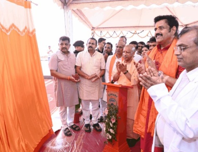 Gorakhpur News: गोरखपुर आयुष विश्वविद्यालय में बालक-बालिका छात्रावास का उद्घाटन, सीएम योगी ने बांटी चाबियां